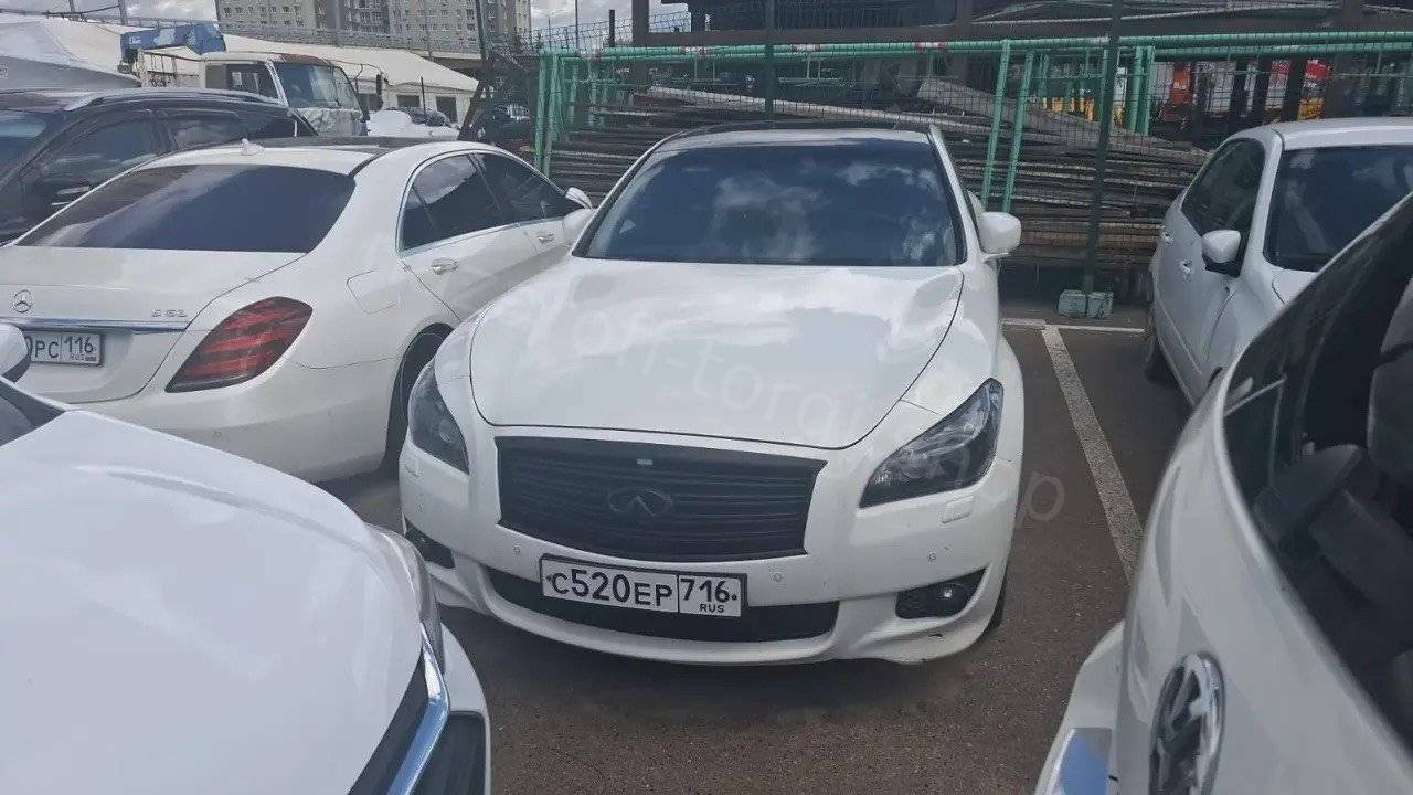Infiniti модель Q70 2014 г.в. Казань, ул. Амирхана, 3А.